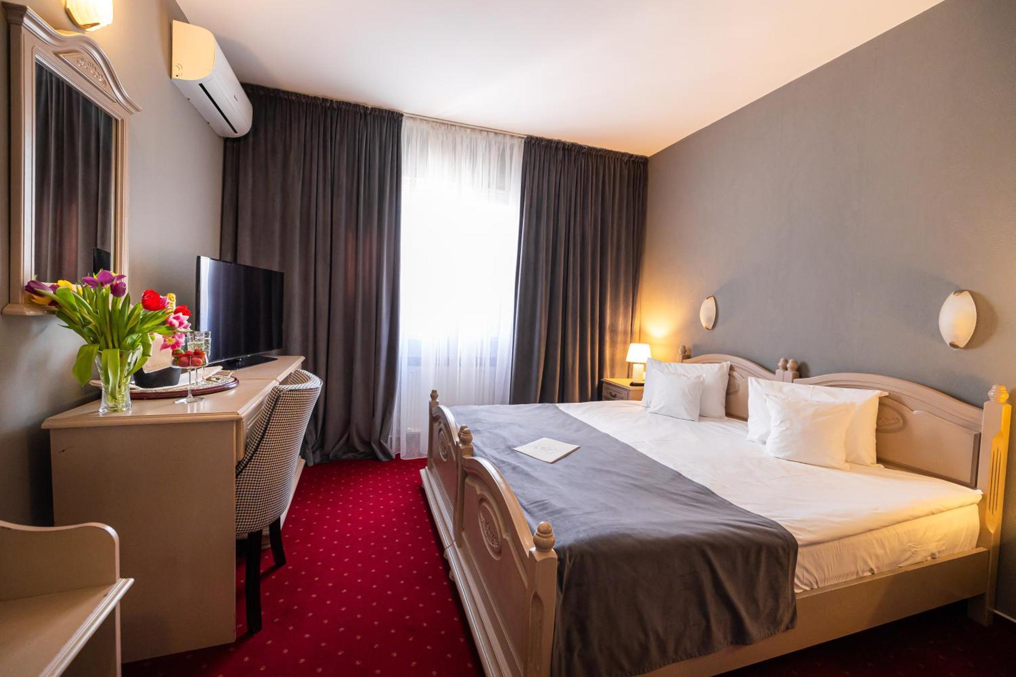 Hotel Brilliant Meses Zalau Bagian luar foto