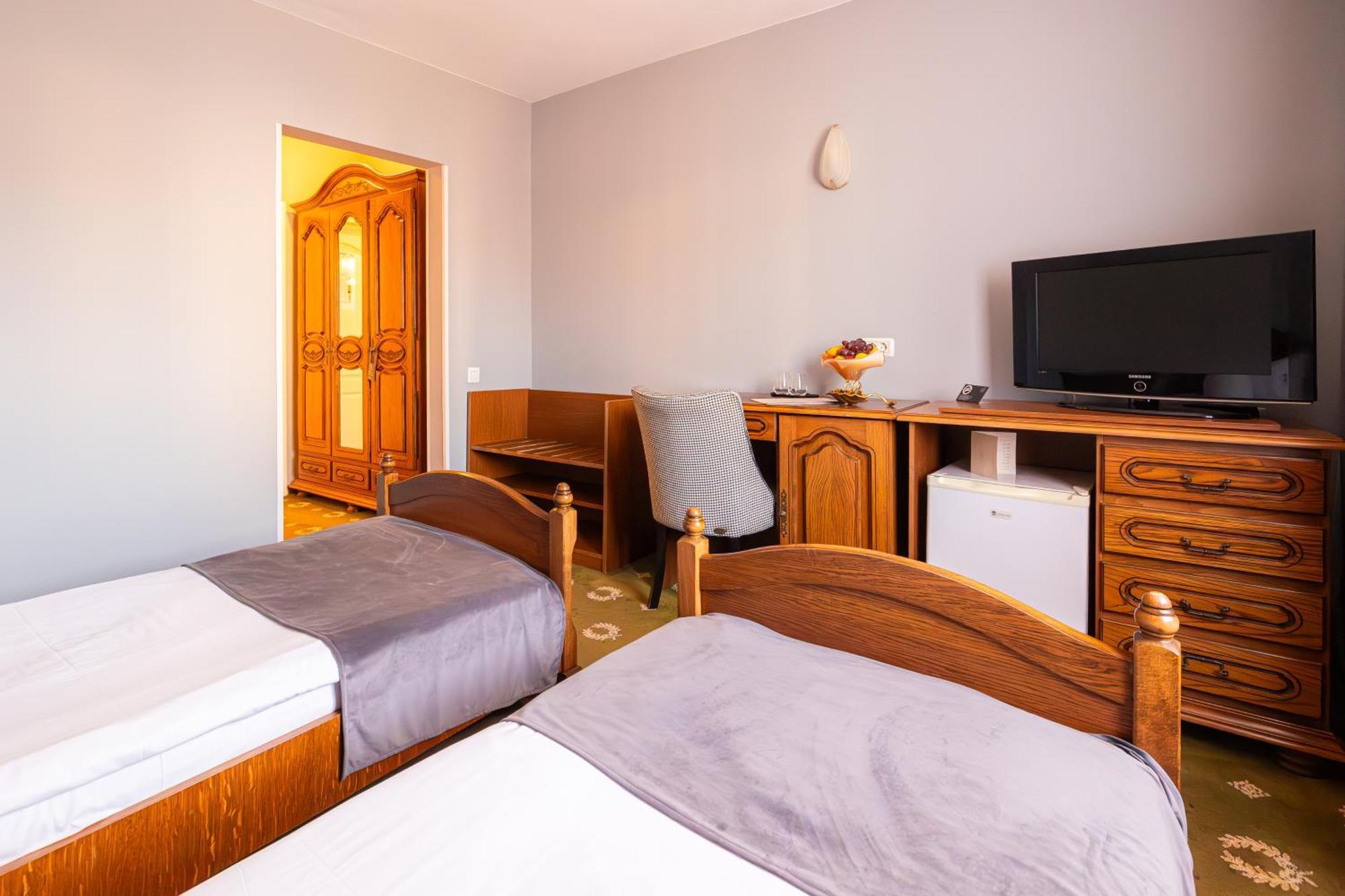 Hotel Brilliant Meses Zalau Bagian luar foto