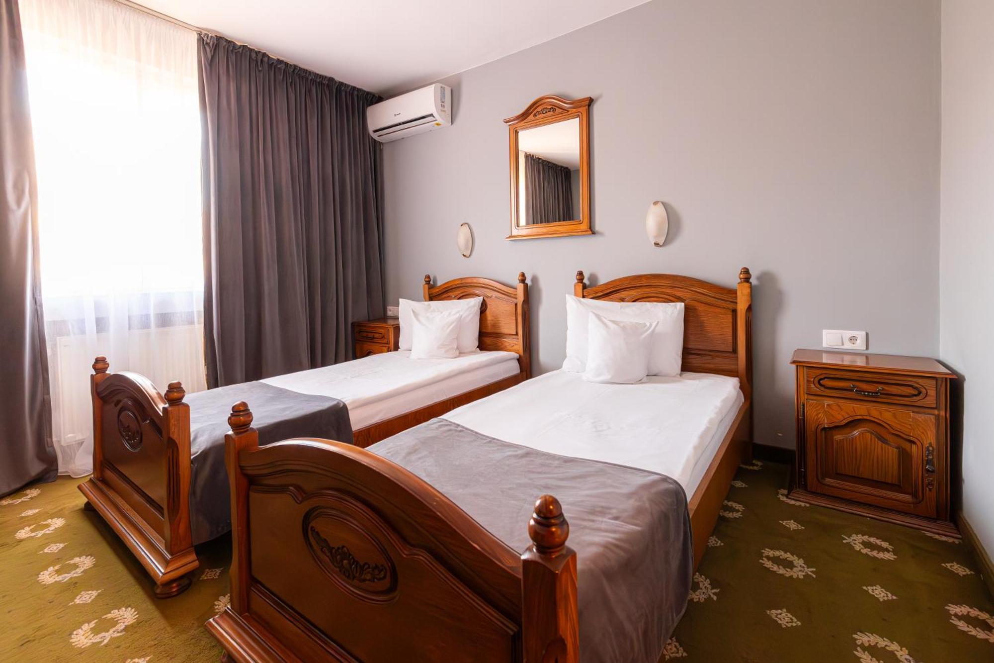Hotel Brilliant Meses Zalau Bagian luar foto