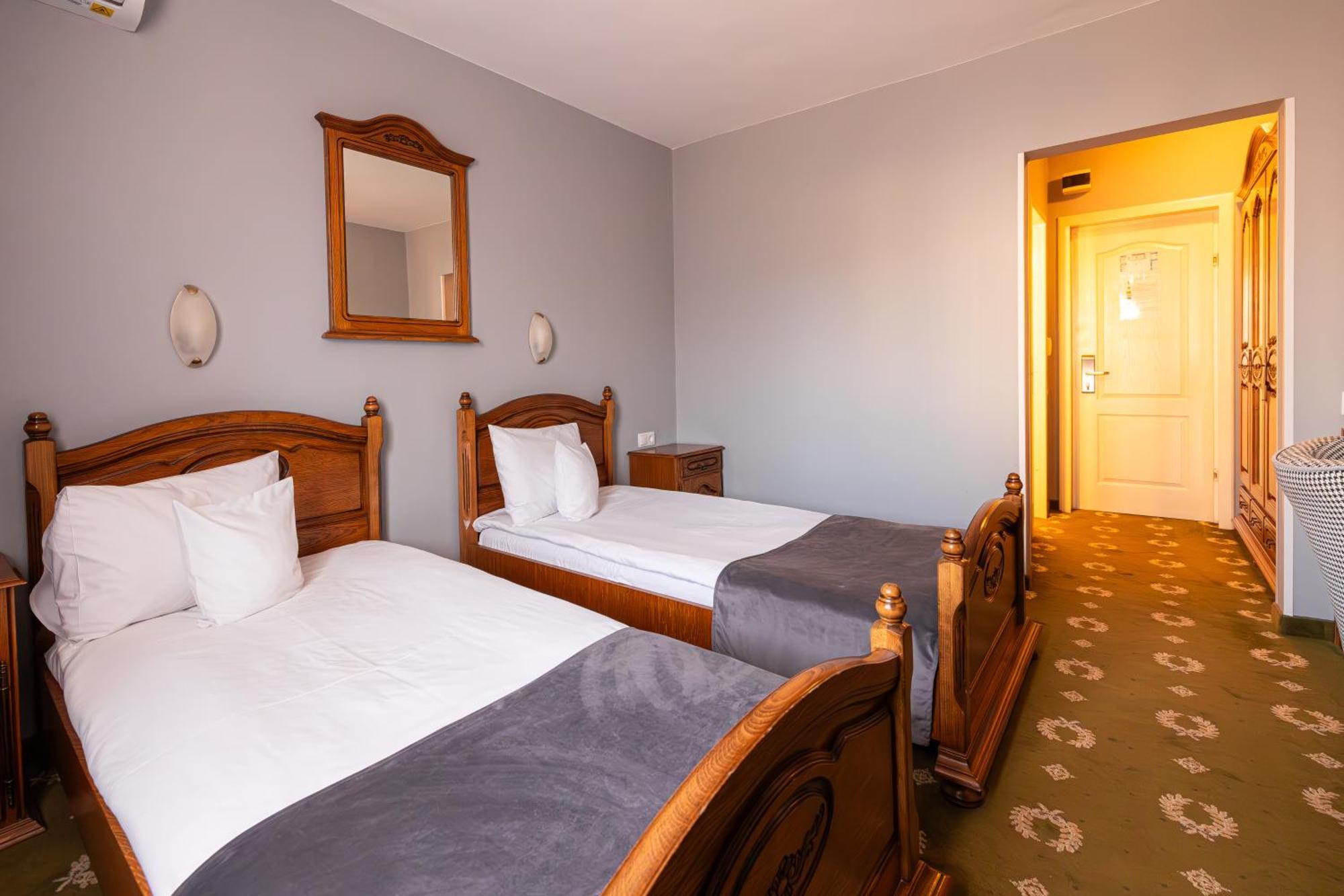 Hotel Brilliant Meses Zalau Bagian luar foto