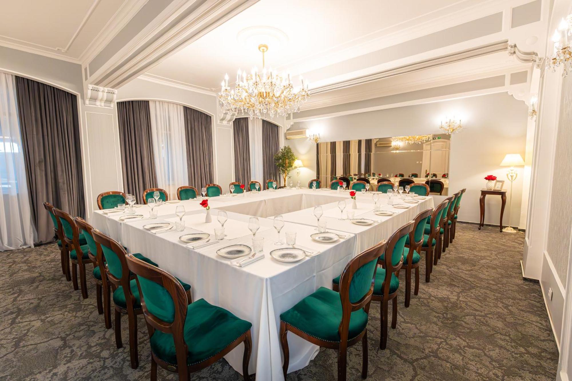Hotel Brilliant Meses Zalau Bagian luar foto