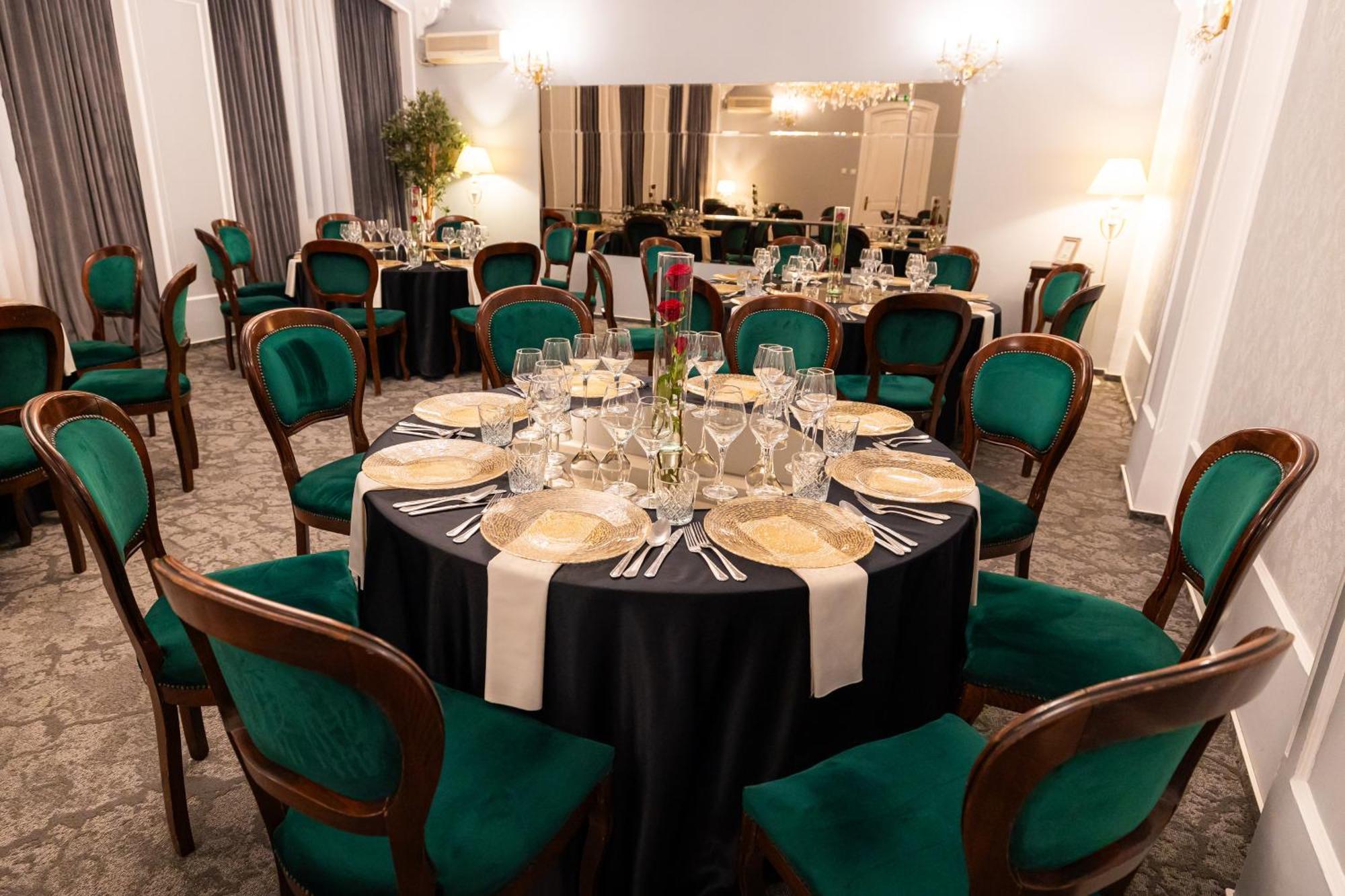 Hotel Brilliant Meses Zalau Bagian luar foto