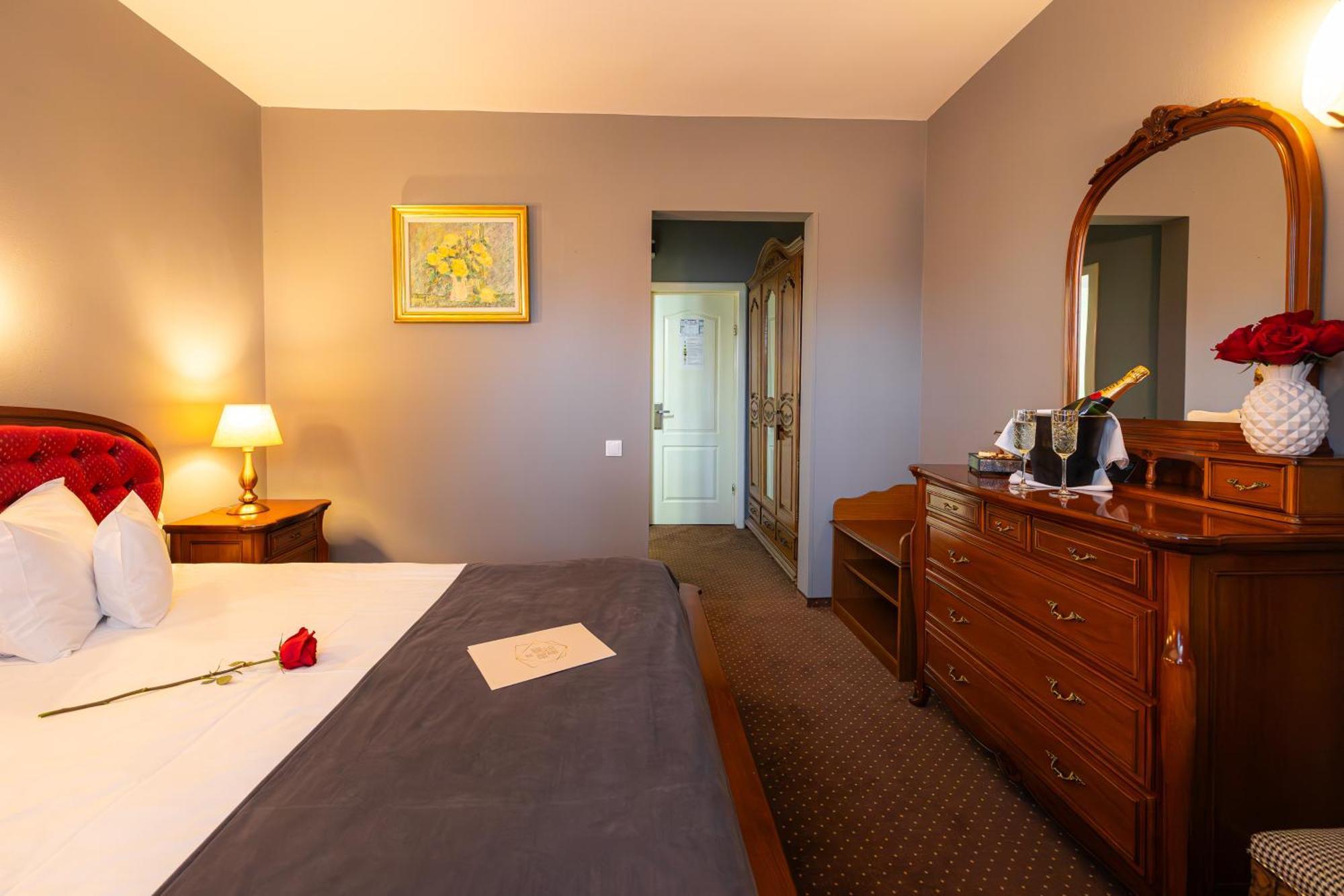 Hotel Brilliant Meses Zalau Bagian luar foto