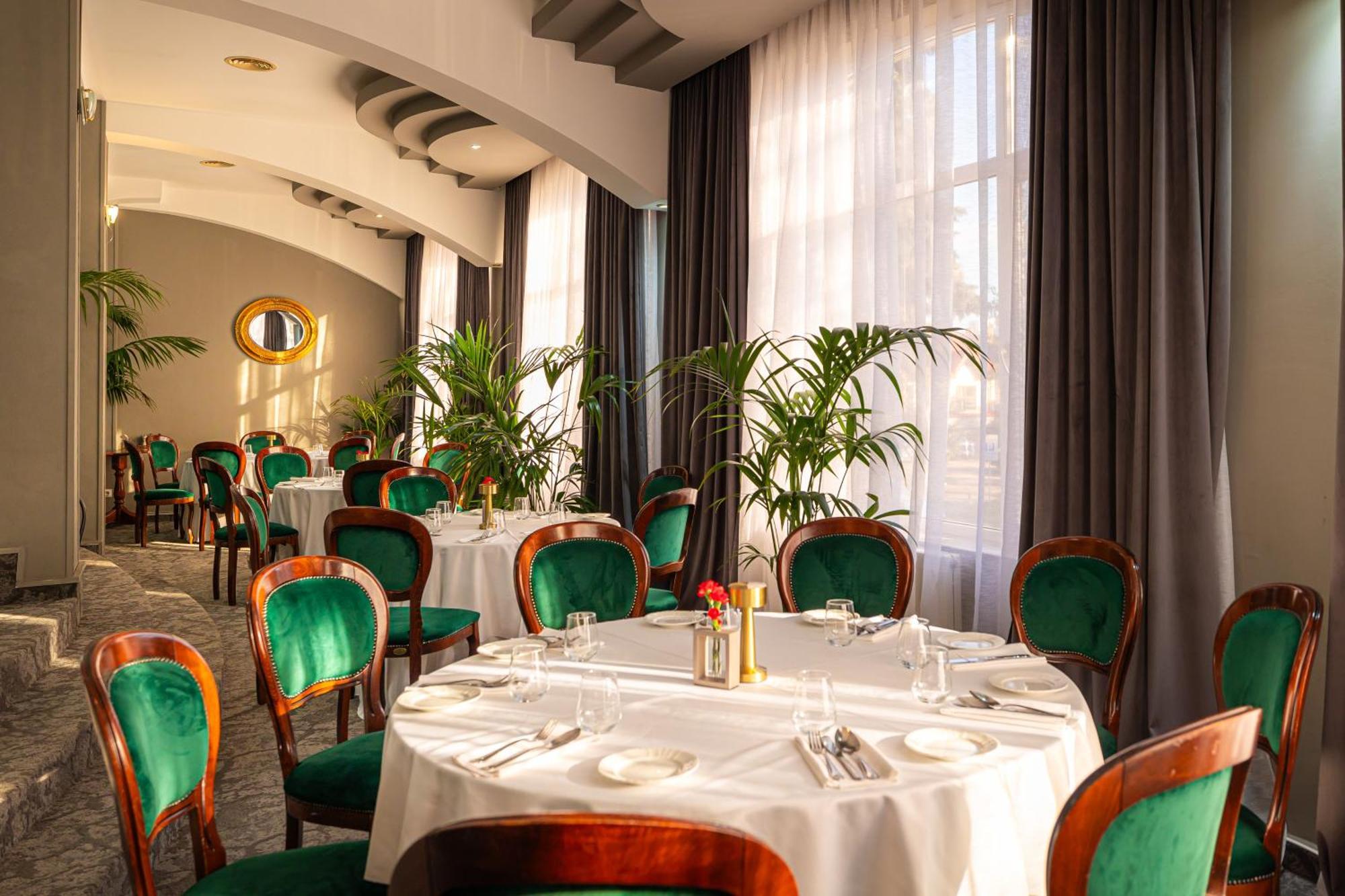 Hotel Brilliant Meses Zalau Bagian luar foto
