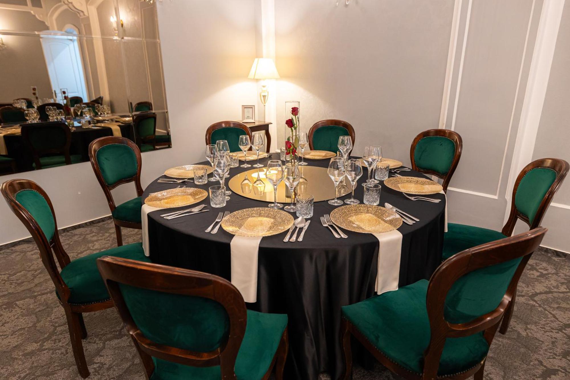 Hotel Brilliant Meses Zalau Bagian luar foto