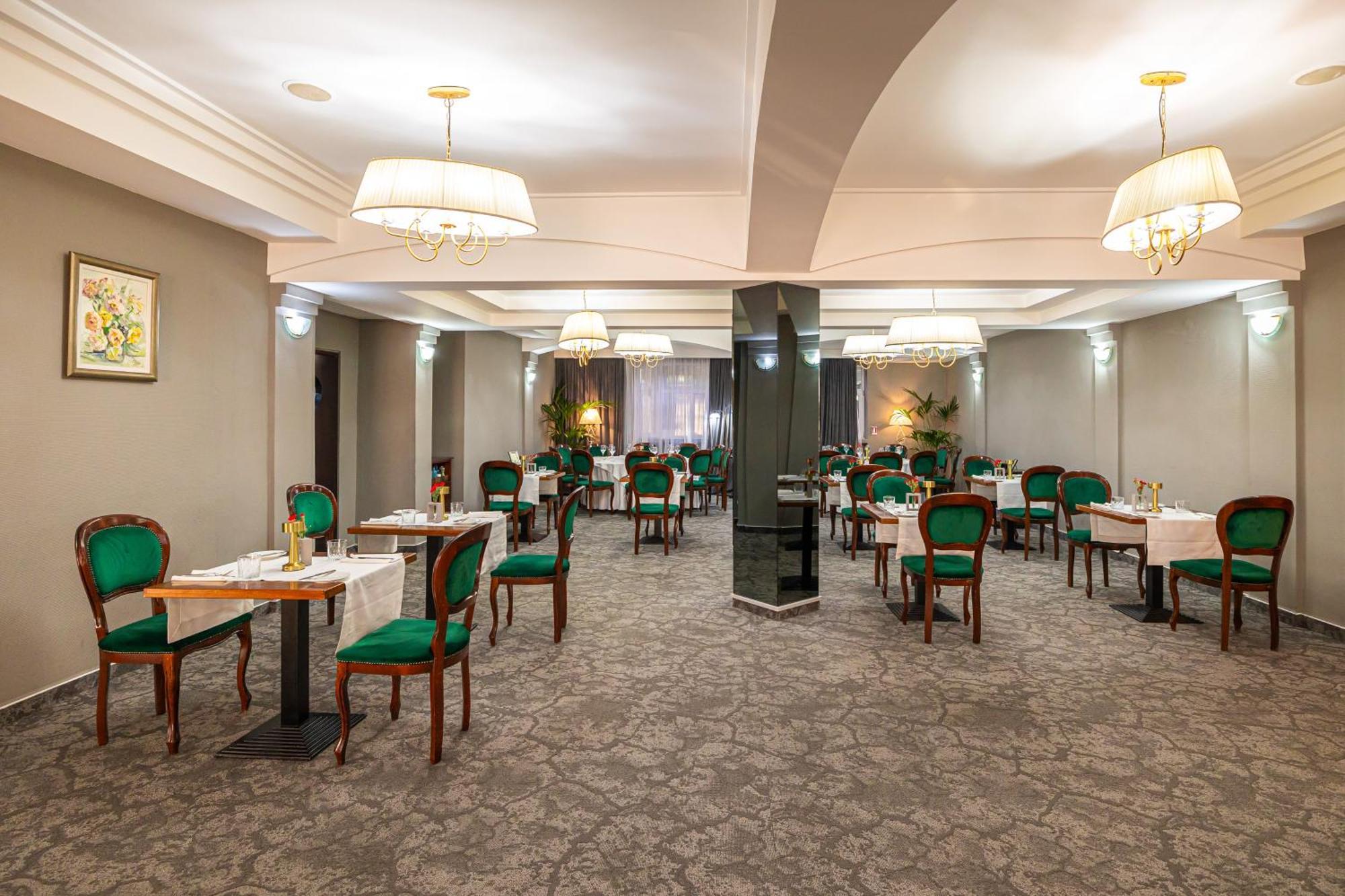 Hotel Brilliant Meses Zalau Bagian luar foto