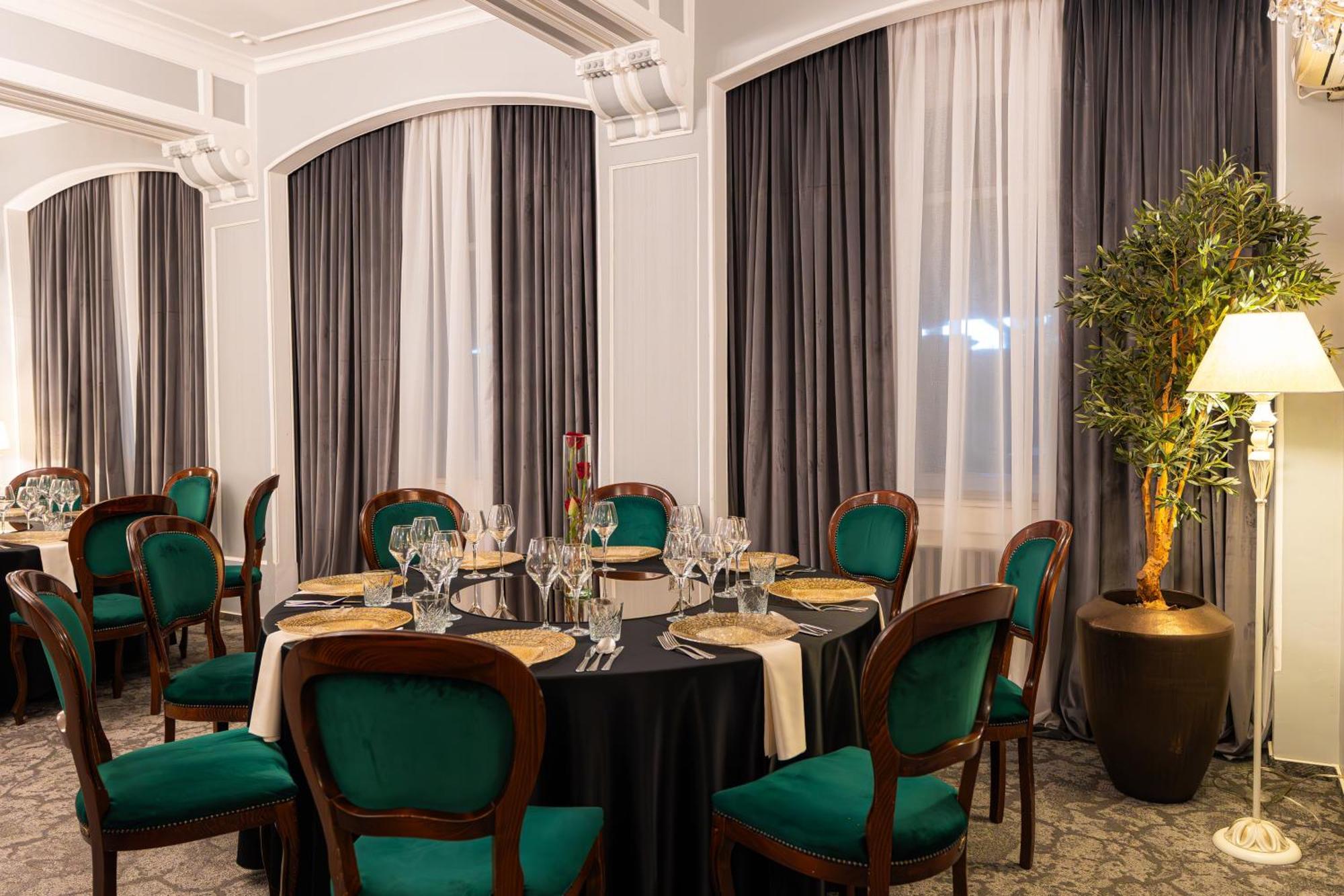 Hotel Brilliant Meses Zalau Bagian luar foto