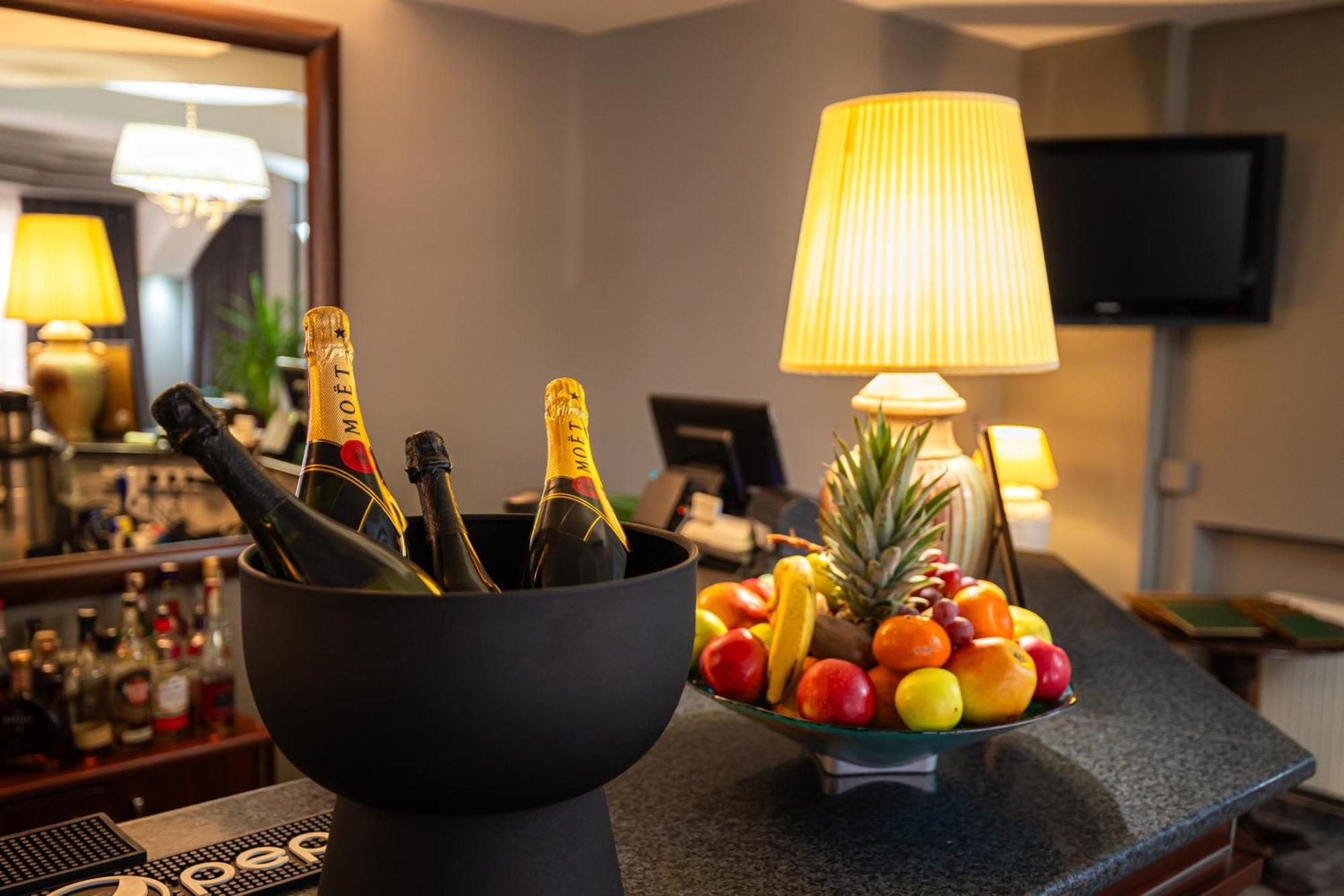 Hotel Brilliant Meses Zalau Bagian luar foto