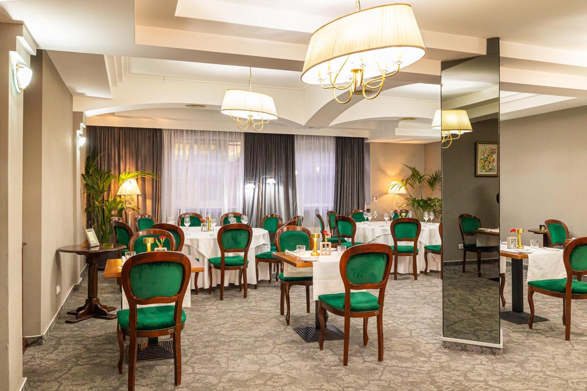 Hotel Brilliant Meses Zalau Bagian luar foto