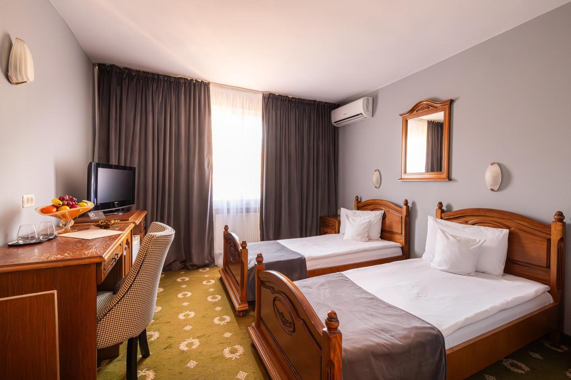 Hotel Brilliant Meses Zalau Bagian luar foto