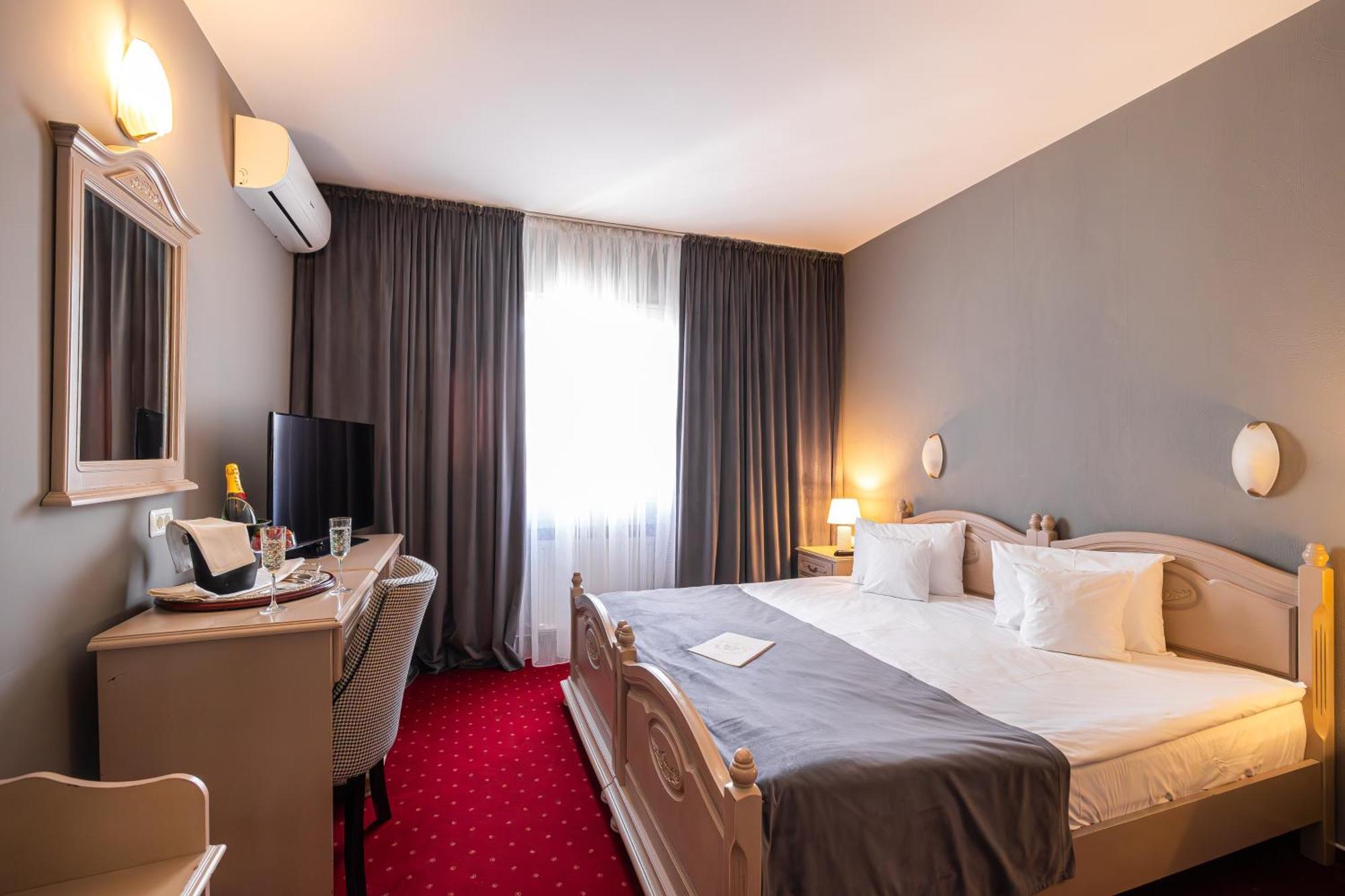 Hotel Brilliant Meses Zalau Bagian luar foto