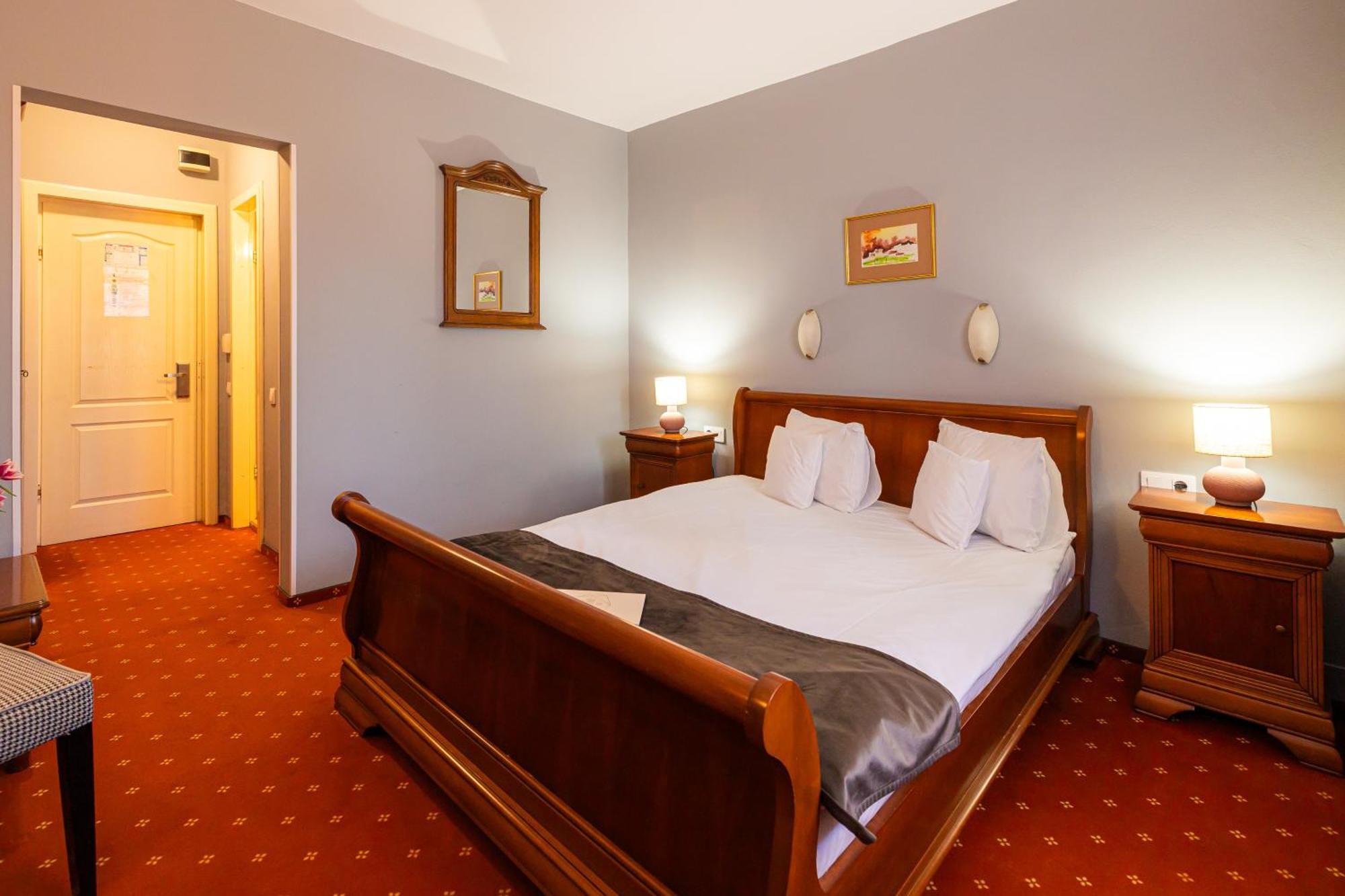 Hotel Brilliant Meses Zalau Bagian luar foto